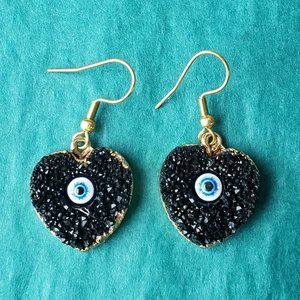 2/10$ NWOT Black Faux druzy heart with eye gold tone earrings